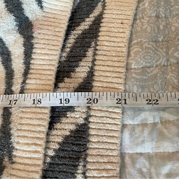 Yet Again Zebra Print Long Sleeve Fuzzy Crewneck Sweater Small - Picture 9 of 10